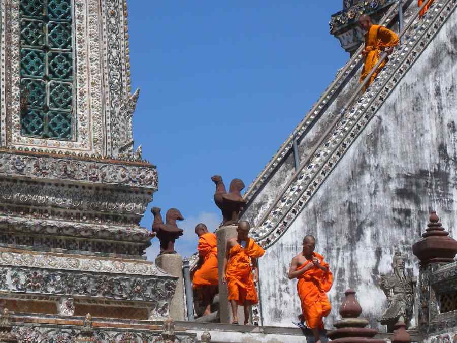 ceramic temple, Wat Arun, with buddhist monks 